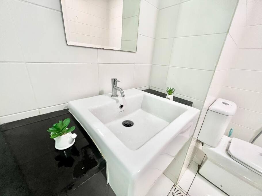 G 1-5Pax Cozy Home Trefoil Setia Alam 100Mps Wifi & Tv Sccc Extérieur photo